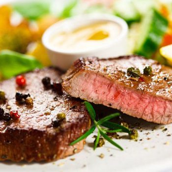 Cuisine Lifestlye Menü 1: Rinder Flank Steak Rosa Gebraten mit Kartoffel Kuchen und Babygemüse und Jus
