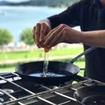 Cuisine Lifestlye - Sascha Zellinger mit seiner mobilen Küche von Camp Champ - Eier braten