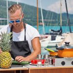 Cuisine Lifestlye - Sascha Zellinger mit seiner Camp Champ Outdoorküche und einer Ananas