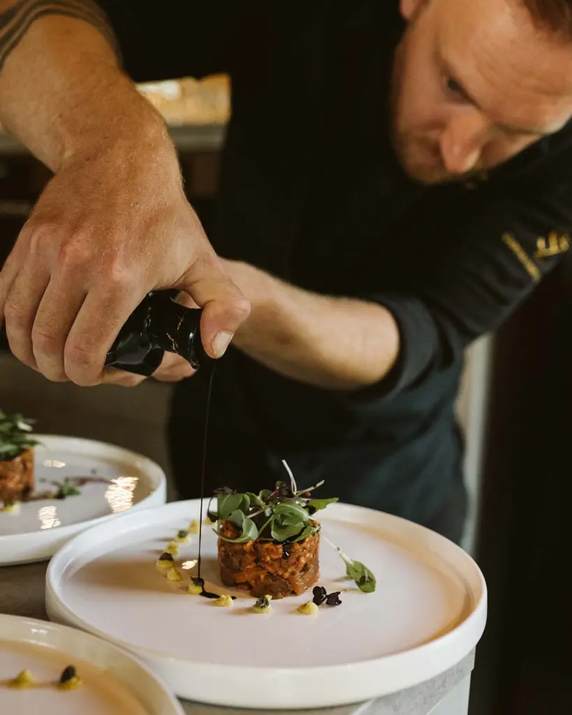 Privatkoch Sascha Zellinger am Zubereiten eines Tatars – Fine-Dining-Service beim exklusiven Abendessen